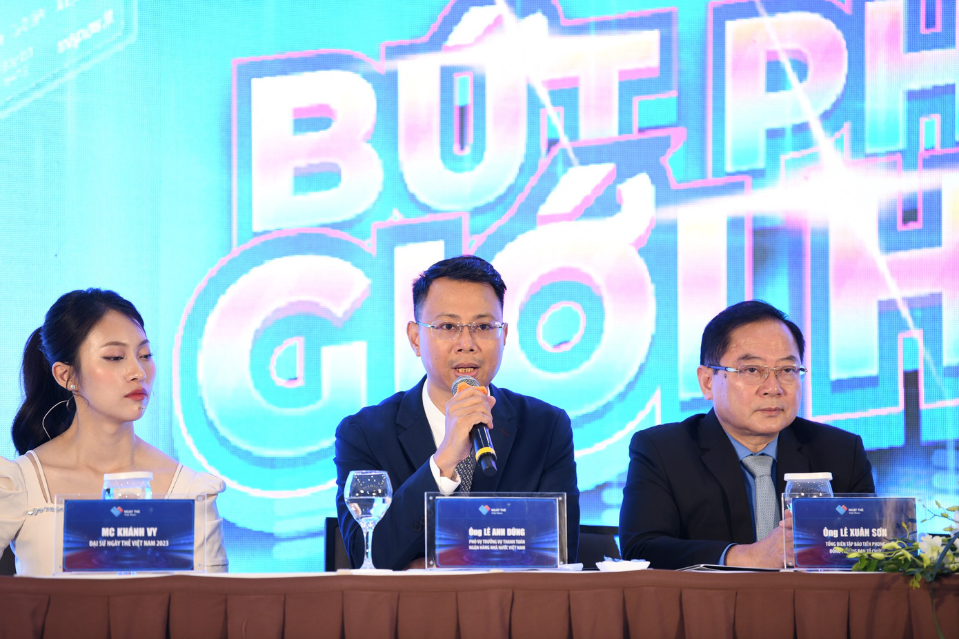 Ông Lê Anh Dũng trao đổi với báo chí.