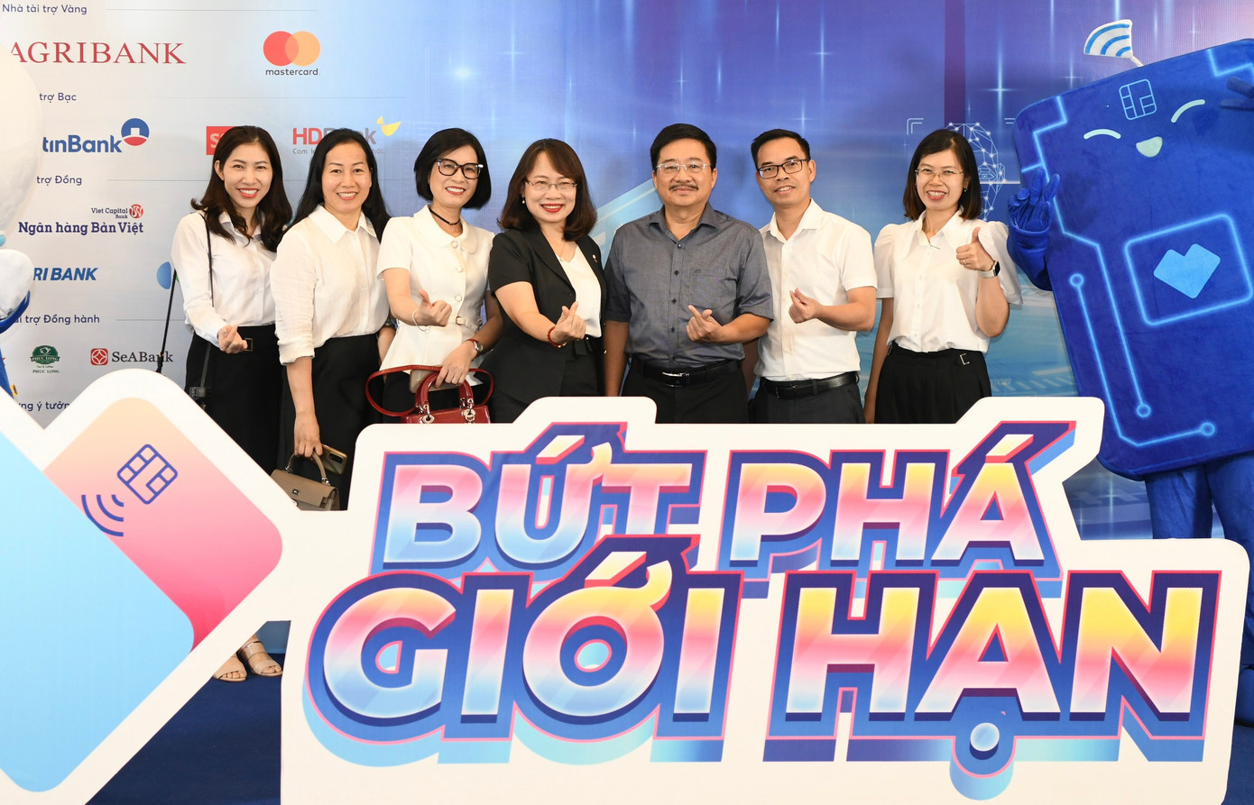 Phó Tổng Biên tập Báo Tiền Phong Vũ Tiến (áo xám) đón tiếp và chụp ảnh lưu niệm cùng các khách mời về dự sự kiện.