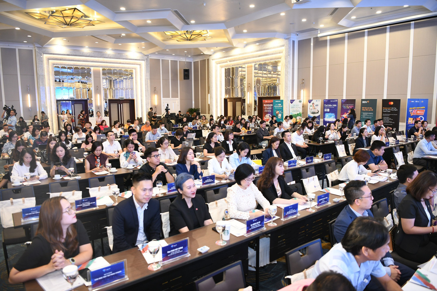 Toàn cảnh họp báo.