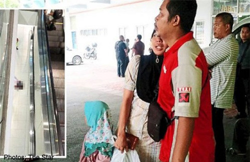 Mẹ mải dùng điện thoại, con ngã thang cuốn tử vong ảnh 2