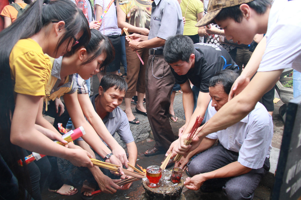 Phụ huynh, sĩ tử đua nhau thắp hương. Ảnh: Trường Phong