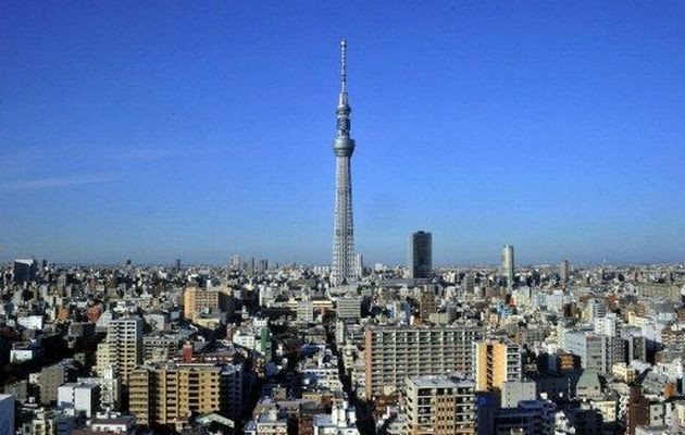 Nhìn từ xa tháp Tokyo Sky Tree. 