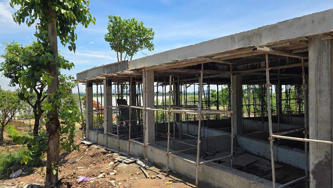 Công trình kiên cố được xây dựng trên bãi bồi. Công trình kiên cố được xây dựng trên bãi bồi.