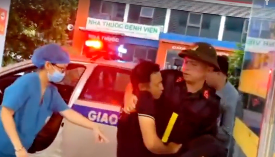 Cảnh sát đưa người đàn ông bị đột quỵ đi cấp cứu. Cảnh sát đưa người đàn ông bị đột quỵ đi cấp cứu.