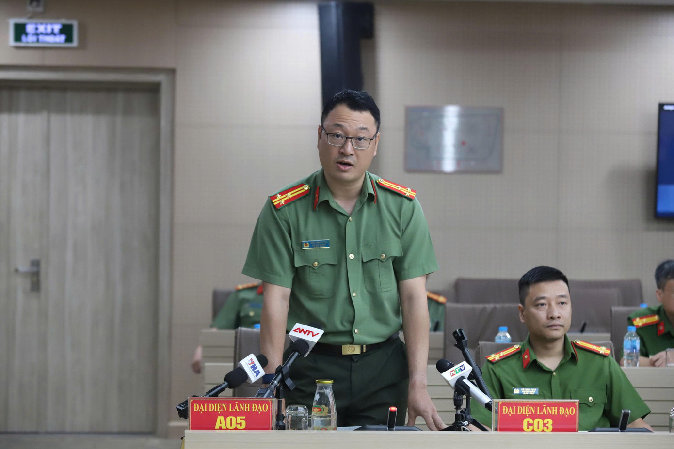 Thượng tá Triệu Mạnh Tùng, Phó Cục trưởng Cục An ninh mạng và phòng chống tội phạm sử dụng công nghệ cao trả lời báo chí. Ảnh: Phạm Nam.