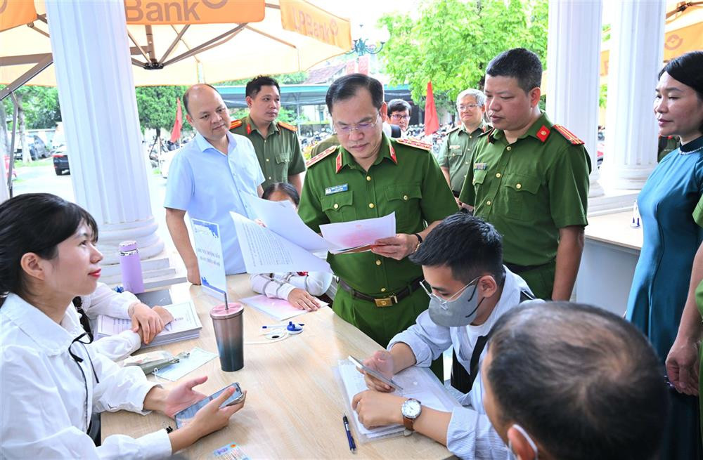 Thứ trưởng Nguyễn Văn Long kiểm tra, đánh giá thực tế công tác tiếp nhận, giải quyết thủ tục hành chính tạiTrung tâm Phục vụ Hành chính công xã Quảng Oai, TP Hà Nội.