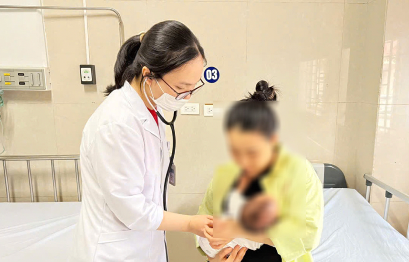 Bác sĩ Bệnh viện Sản - Nhi tỉnh Ninh Bình thăm khám cho bệnh nhi. Ảnh: Bùi Diệu.