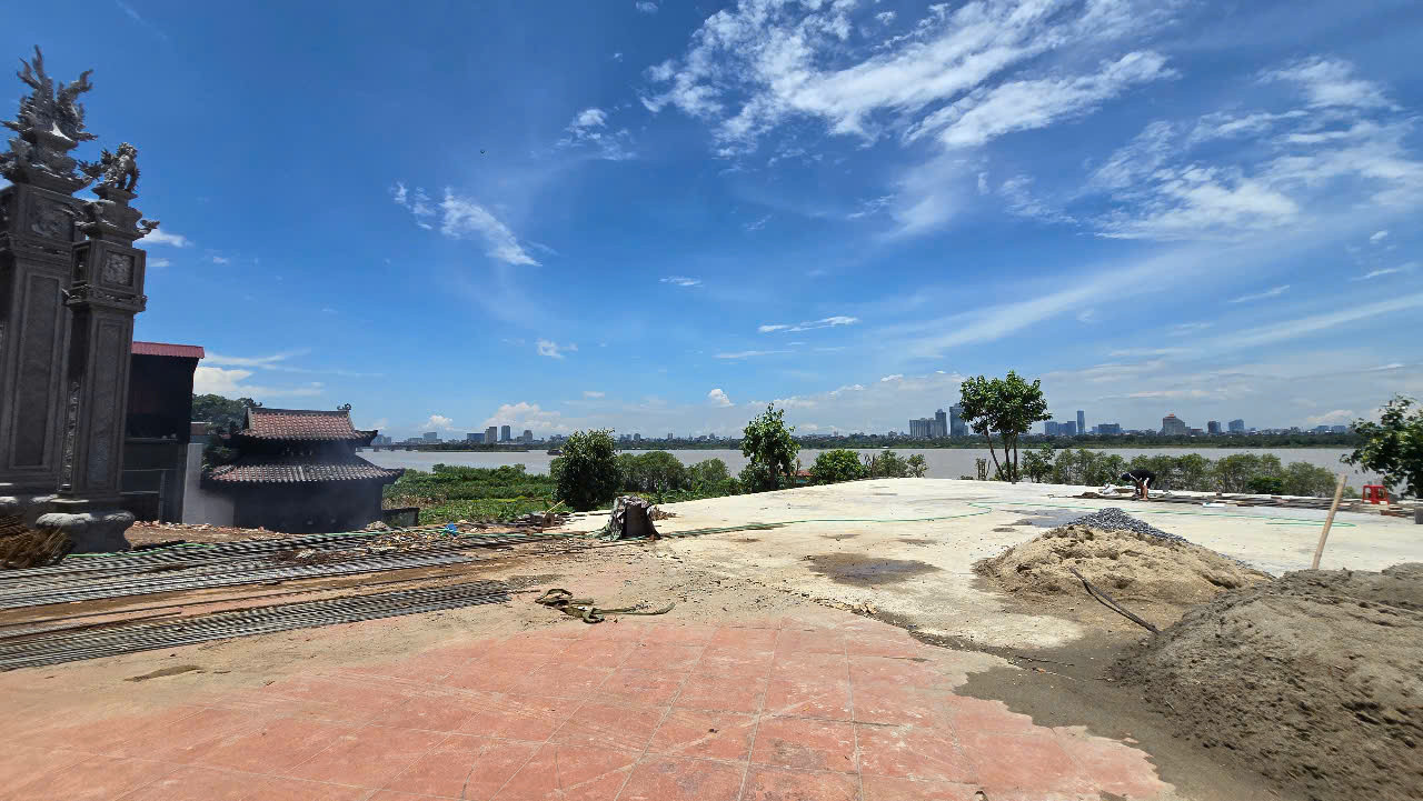 Hành lang thoát lũ được ngăn chặn bởi công trường bê tông cốt thép. Ảnh: N.B Hành lang thoát lũ được ngăn chặn bởi công trường bê tông cốt thép. Ảnh: N.B