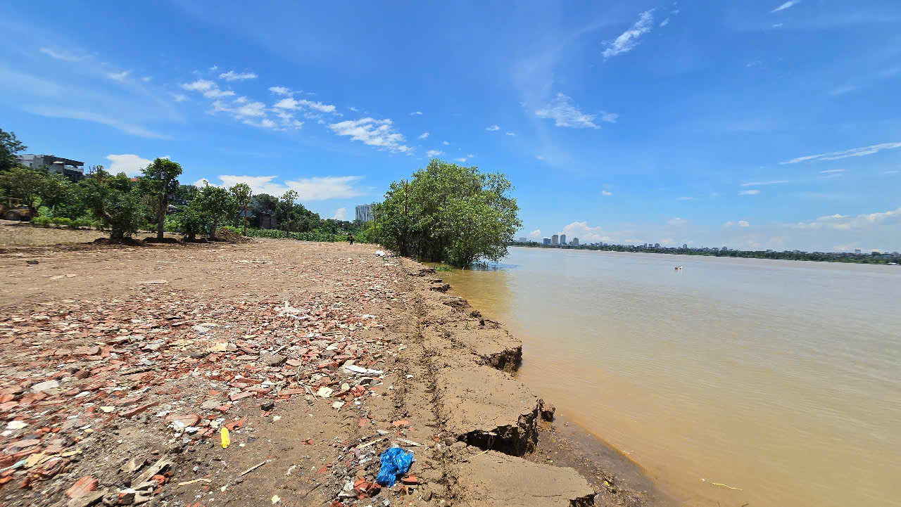 Hàng chục khối đất, đá được đổ xuống ven sông Hồng. Ảnh: N.B Hàng chục khối đất, đá được đổ xuống ven sông Hồng. Ảnh: N.B