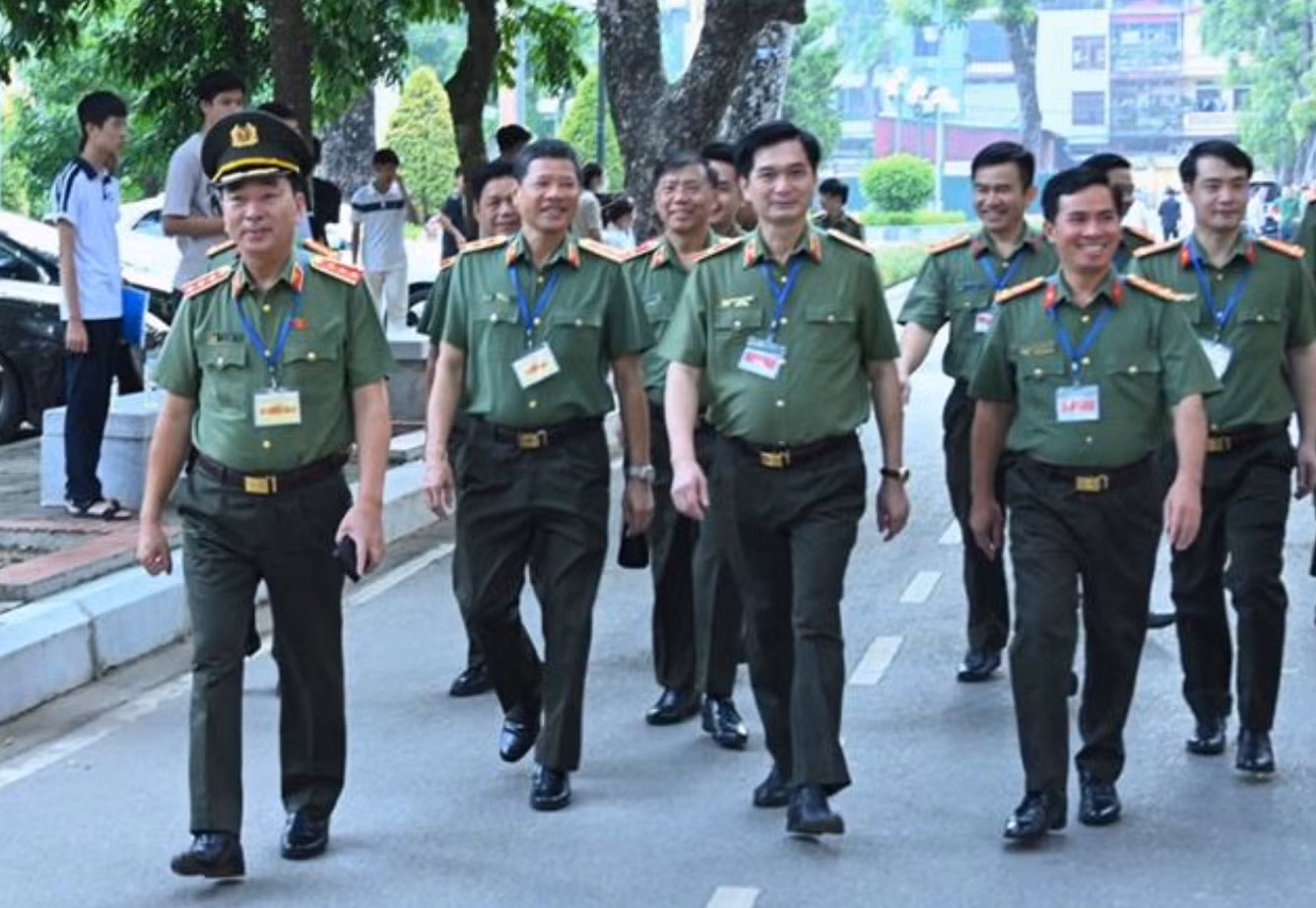 Thứ trưởng Bộ Công an Trần Quốc Tỏ cùng đoàn công tác tại Học viện ANND. Ảnh: BCA.