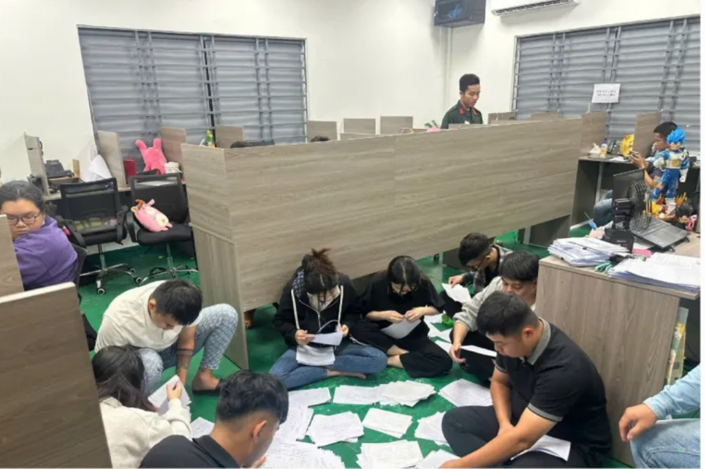 Các đối tượng trong đường dây lừa đảo. Các đối tượng trong đường dây lừa đảo.