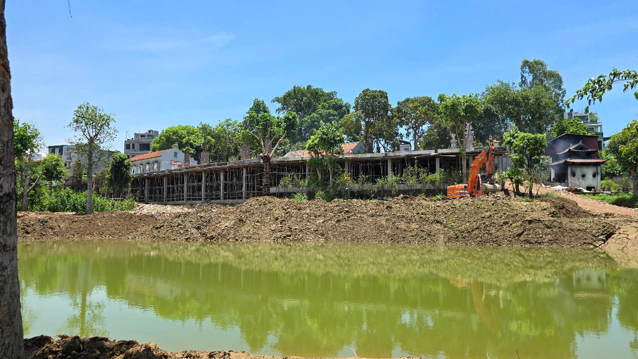 Nhiều cột sàn bê tông được dựng trên bãi bồi sông Hồng. Ảnh: N.B Nhiều cột sàn bê tông được dựng trên bãi bồi sông Hồng. Ảnh: N.B