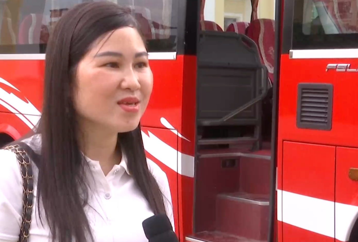 Chị Đinh Hương, cán bộ Ban Tuyên giáo và Dân vận Tỉnh ủy Ninh Bình chia sẻ khi đi xe công vụ.