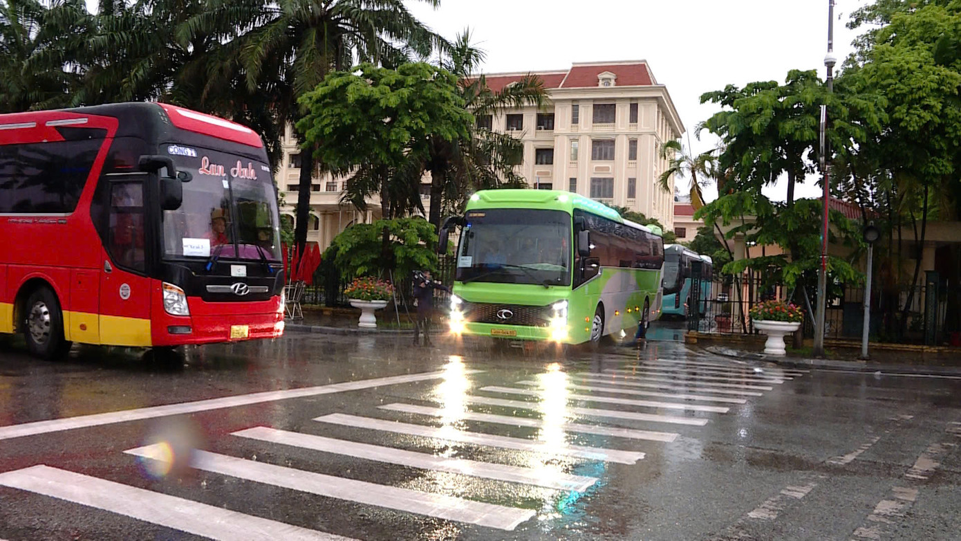 Những chuyến xe chở cán bộ, viên chức từ Phủ Lý về phường Hoa Lư làm việc. Ảnh: B.T.