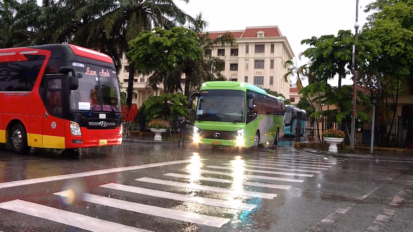 Những chuyến xe chở cán bộ, viên chức từ Phủ Lý về phường Hoa Lư làm việc. Ảnh: B.T.