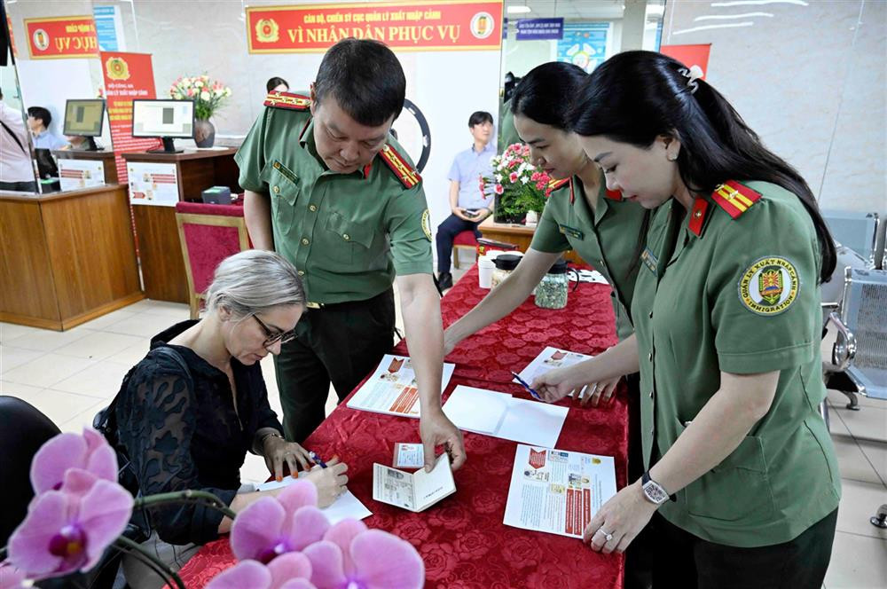 Đại tá Nguyễn Bá Tuấn, Phó Cục trưởng Cục Quản lý xuất nhập cảnh trực tiếp kiểm tra các công việc tại địa điểm tiếp dân của Cục trong ngày đầu cao điểm.