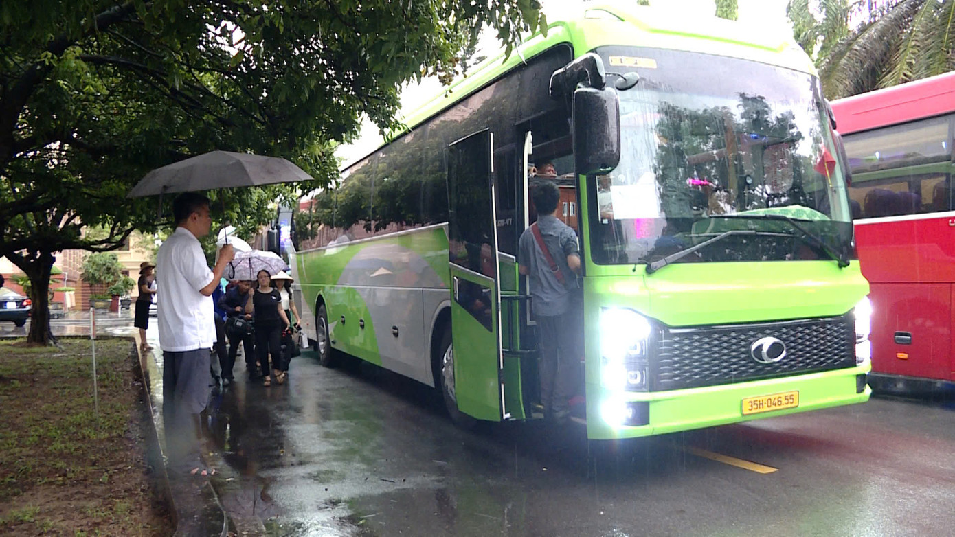 Những chiếc xe đã khởi hành chở cán bộ, công chức từ Phủ Lý, Nam Định về Trung tâm hành chính TP Hoa Lư. Ảnh: B.T