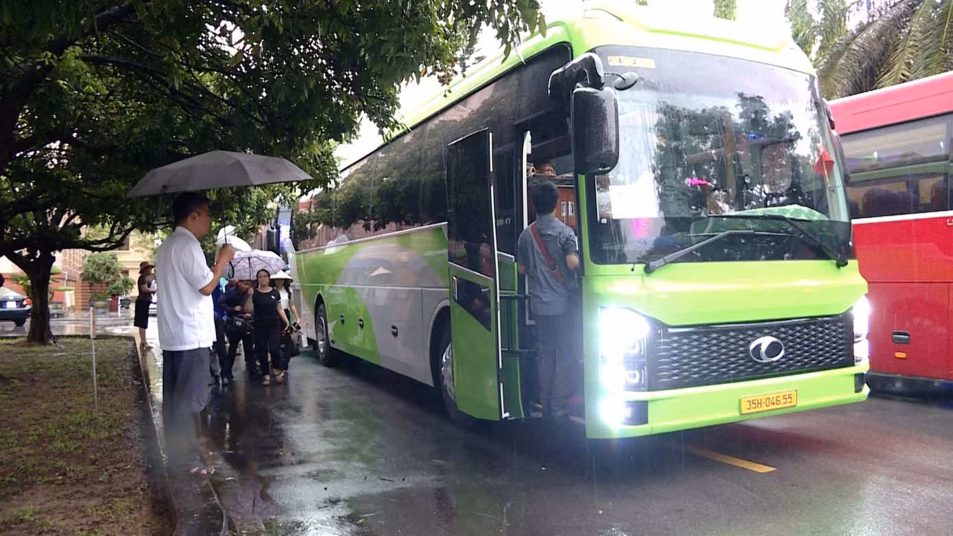 Những chiếc xe đã khởi hành chở cán bộ, công chức từ Phủ Lý, Nam Định về Trung tâm hành chính TP Hoa Lư. Ảnh: B.T