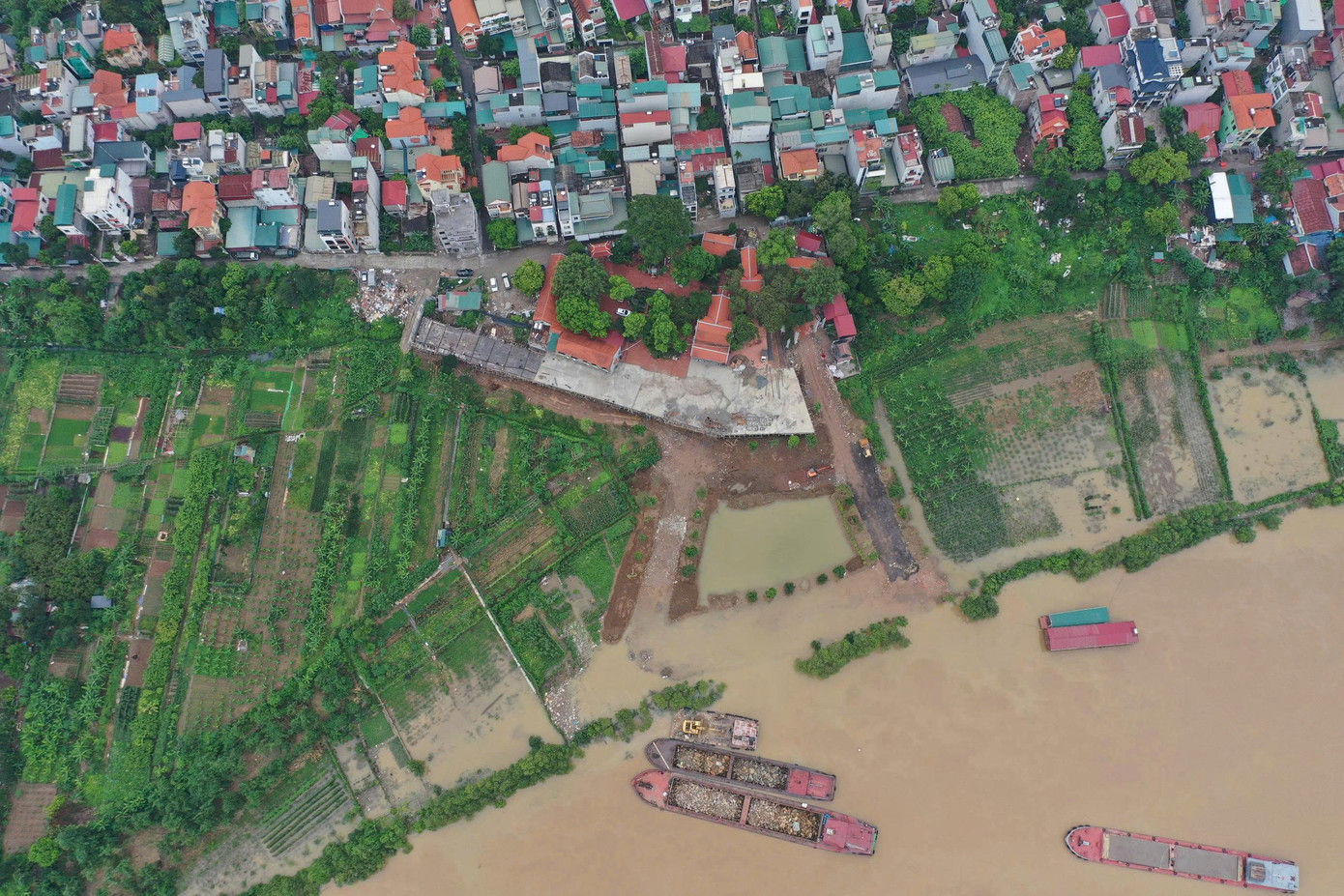 Hình ảnh công trường "băm nát" hành lang thoát lũ nhìn từ trên cao. Ảnh: NB Hình ảnh công trường "băm nát" hành lang thoát lũ nhìn từ trên cao. Ảnh: NB