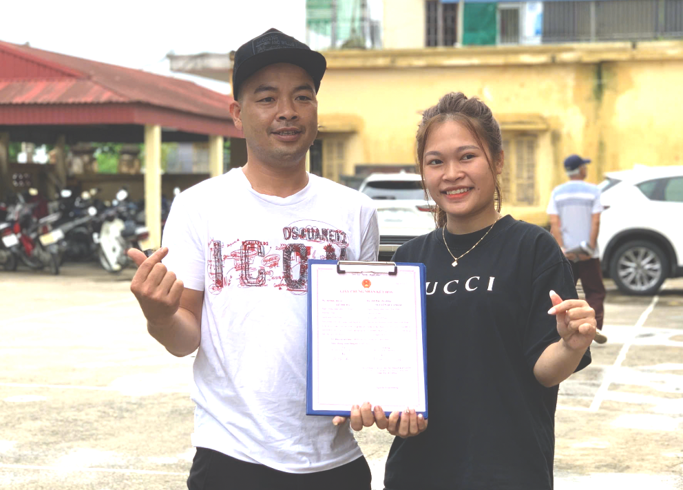 Anh Nguyễn Đức Châm và chị Lô Thị Hà đăng ký kết hôn tại Trung tâm phục vụ hành chính công xã Nam Minh. Ảnh: M.T