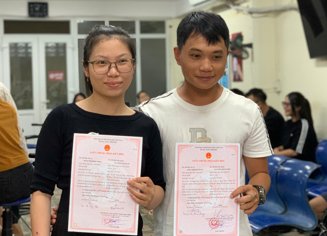 Đôi trẻ ở phường Nam Định chọn ngày đầu tiên của tỉnh Ninh Bình mới để đăng ký kết hôn.