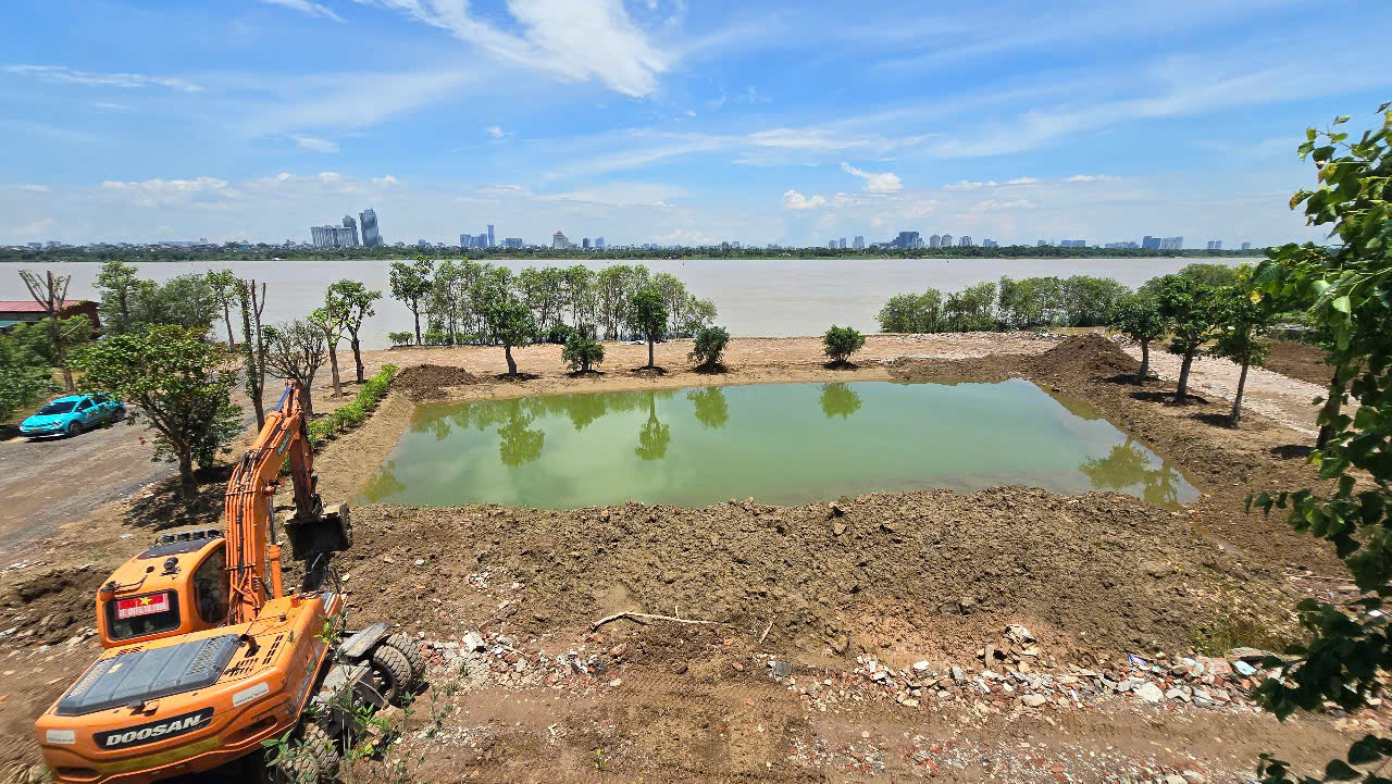 Máy xúc máy ủi đang đào bới hành lang thoát lũ. Ảnh: N.L