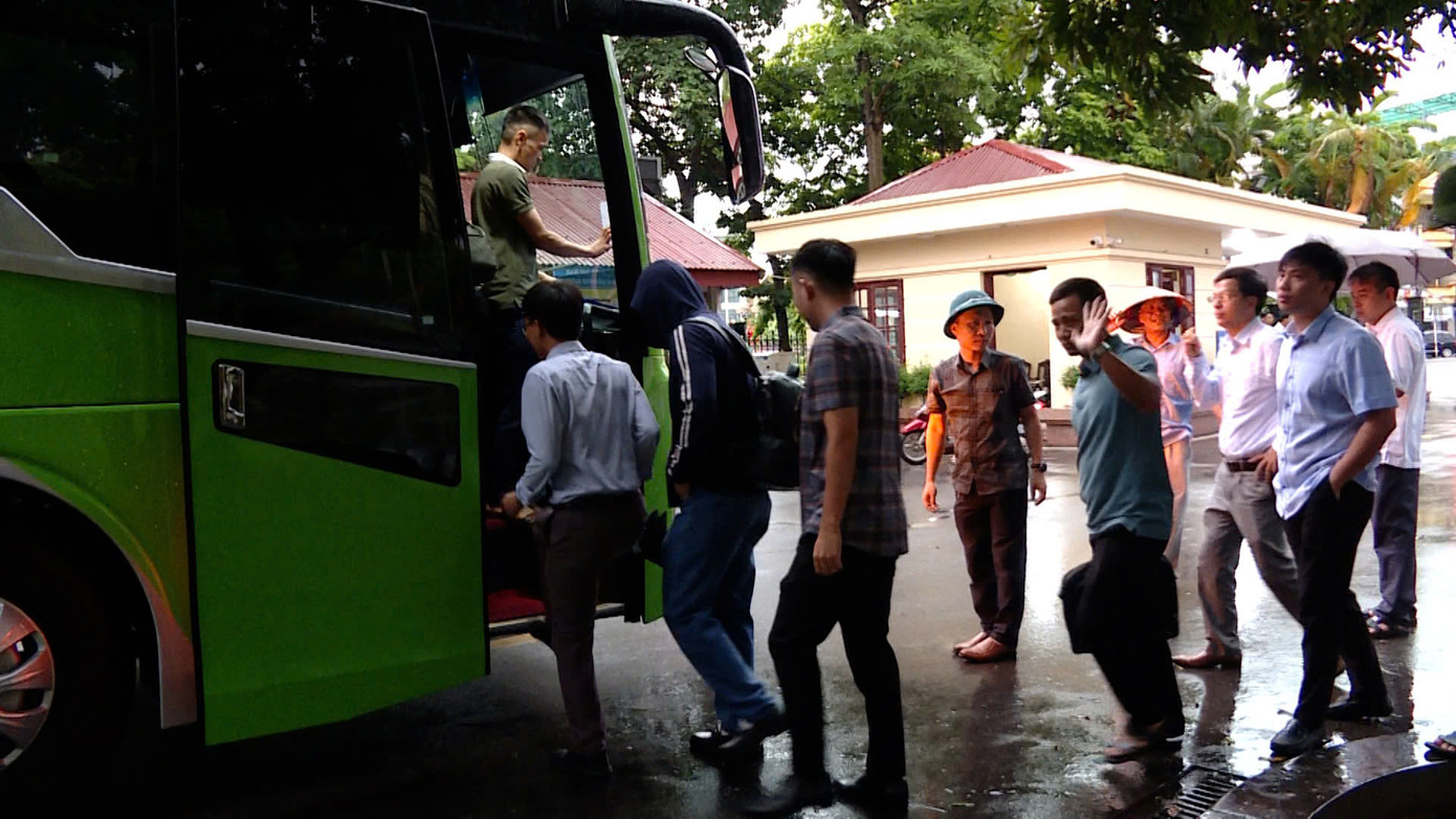 Hàng trăm cán bộ, viên chức, người lao động lên xe để đến phường Hoa Lư làm việc. Ảnh: B.T