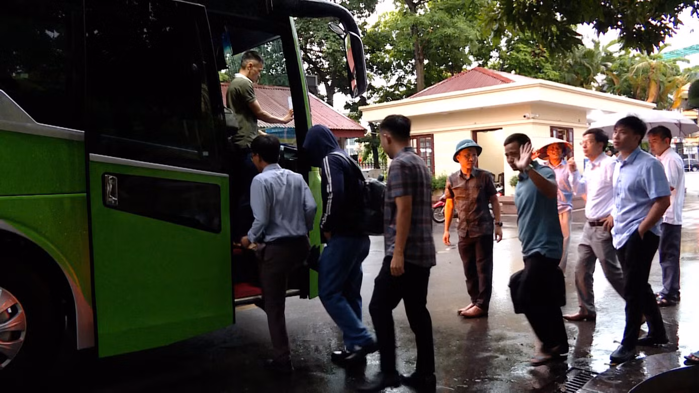 Hàng trăm cán bộ, viên chức, người lao động lên xe để đến phường Hoa Lư làm việc. Ảnh: B.T