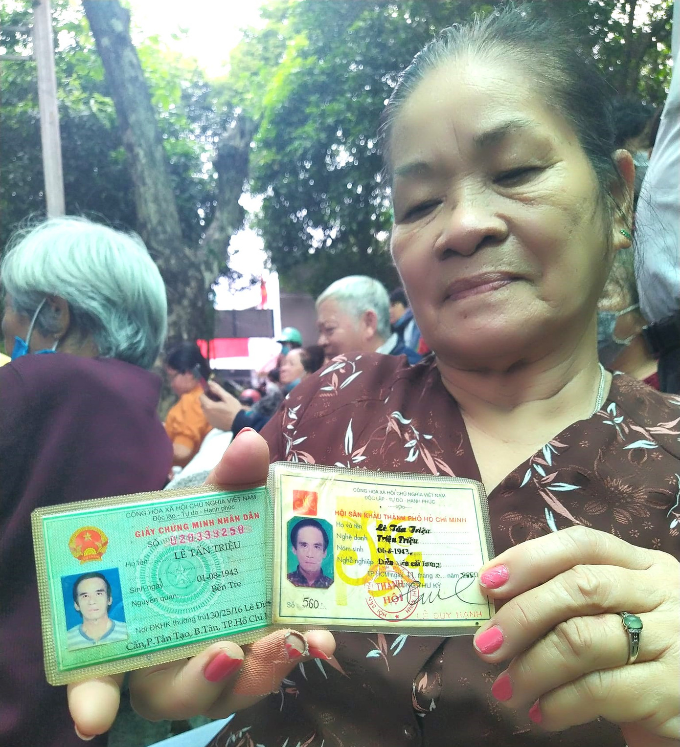 Những tấm thẻ hội viên cũ kỹ đã phai màu được lưu giữ cẩn thận Những tấm thẻ hội viên cũ kỹ đã phai màu được lưu giữ cẩn thận