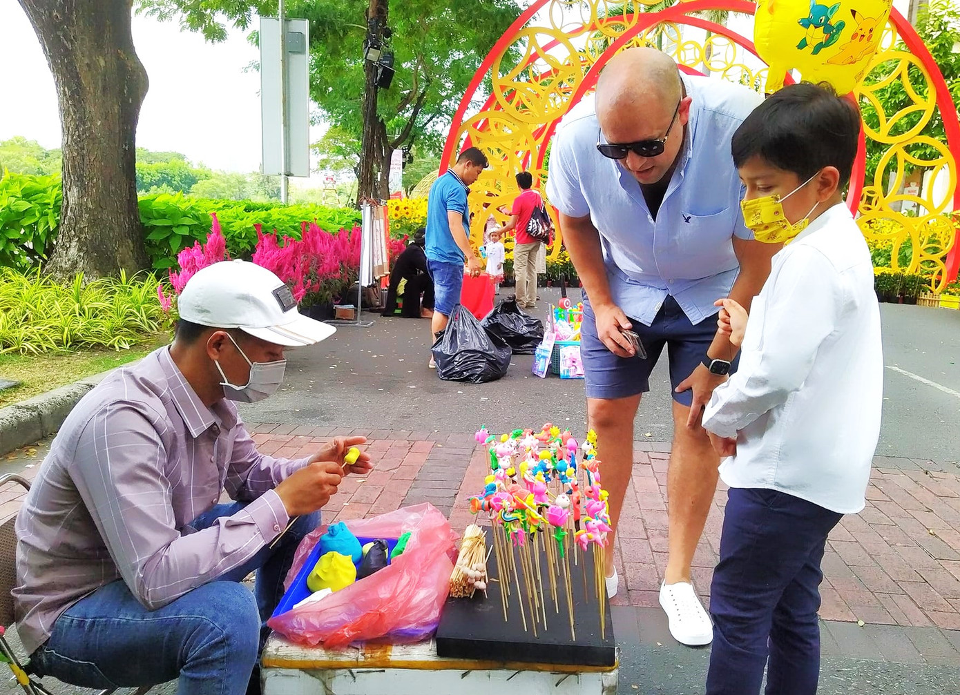 Hai cha con hỏi mua tò he Hai cha con hỏi mua tò he