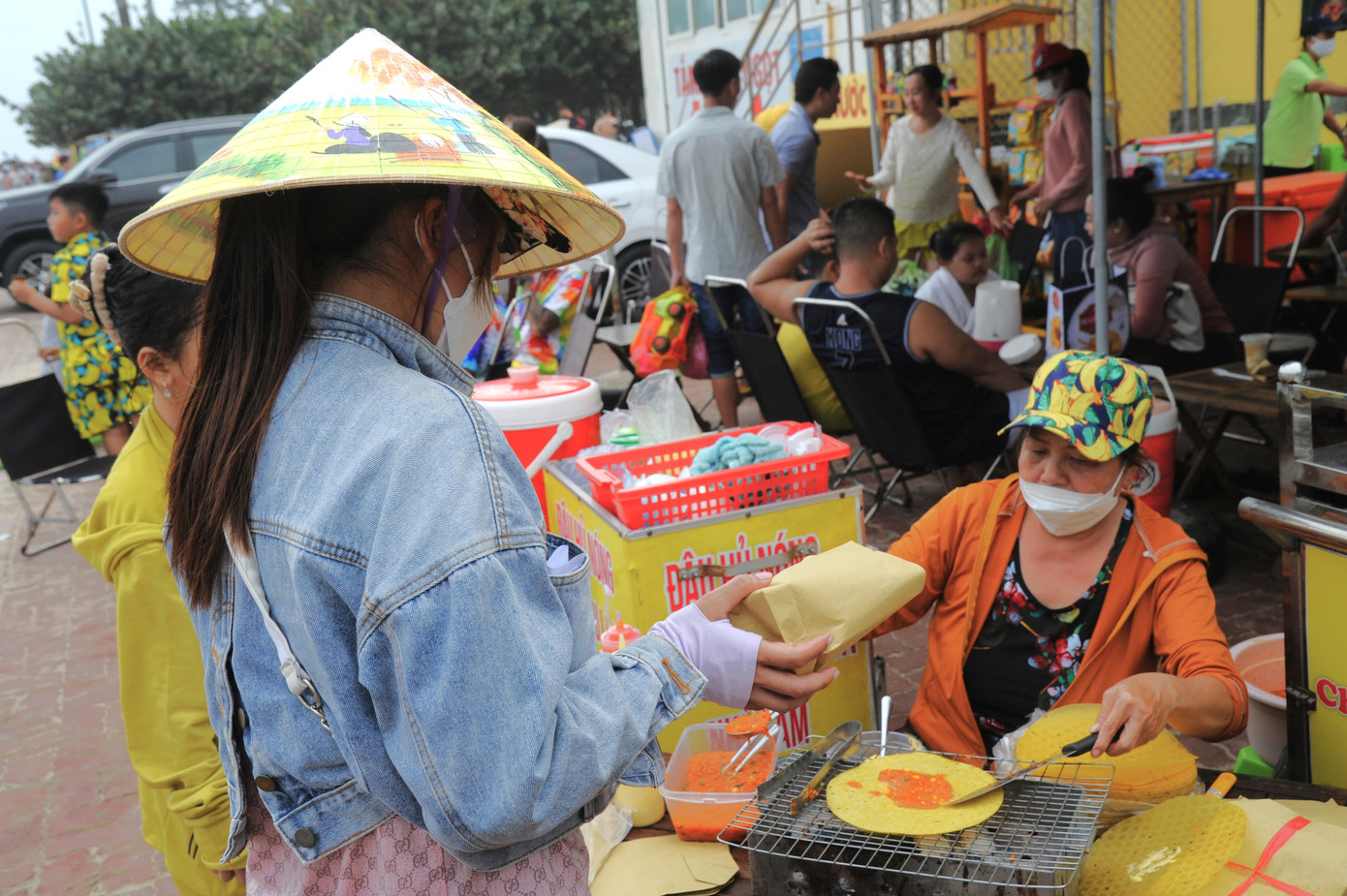 Do du khách đổ về quá đông, các món ăn đường phố và đặc sản địa phương ở thành phố Vũng Tàu rất "hút" hàng Do du khách đổ về quá đông, các món ăn đường phố và đặc sản địa phương ở thành phố Vũng Tàu rất "hút" hàng