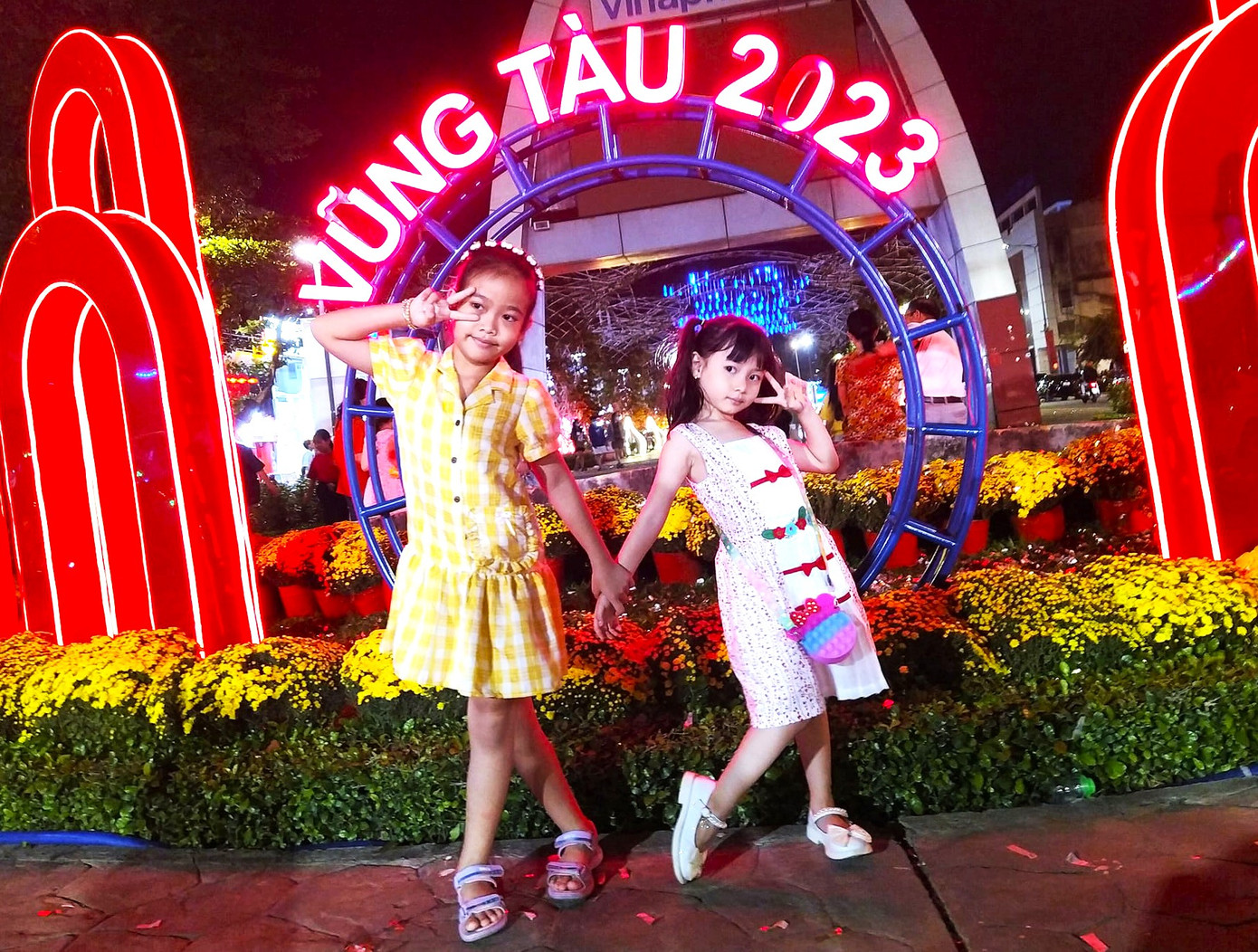 Hàng chục điểm vui chơi ban đêm được mở cửa để người dân và du khách tới tham quan, chụp ảnh