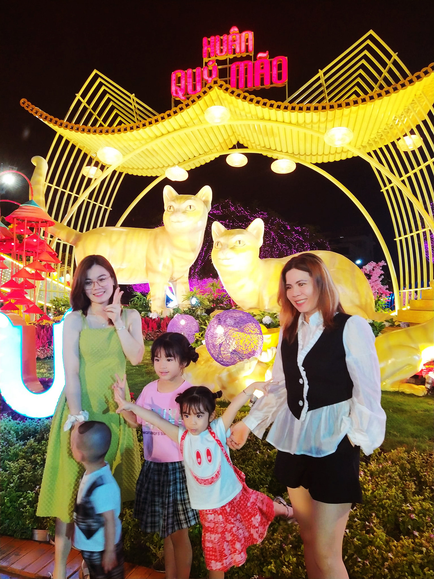 Linh vật mèo xuất hiện khắp nơi