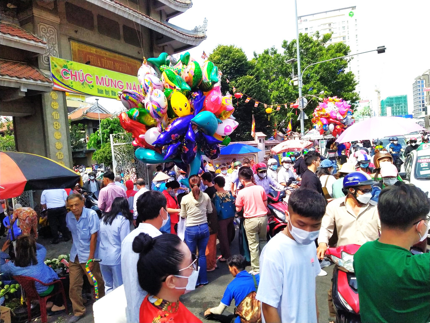 Một số người bán hoa cúng tại chùa Vĩnh Nghiêm (quận 3, TPHCM) cho biết, năm nay người dân và khách thập phương đi lễ chùa đông hơn hẳn mọi năm. Hoa cúng đã bán hết từ đầu giờ sáng. Nhiều người muốn mua hoa sen cúng Phật nhưng không thể mua được. Một số người bán hoa cúng tại chùa Vĩnh Nghiêm (quận 3, TPHCM) cho biết, năm nay người dân và khách thập phương đi lễ chùa đông hơn hẳn mọi năm. Hoa cúng đã bán hết từ đầu giờ sáng. Nhiều người muốn mua hoa sen cúng Phật nhưng không thể mua được.