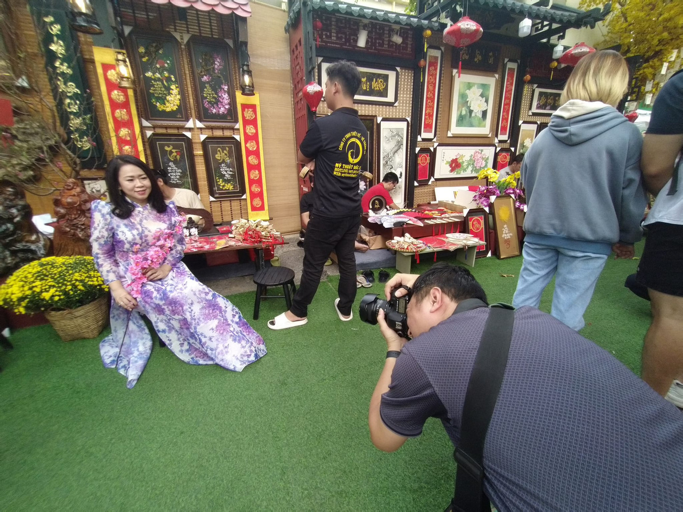 Trong lúc mọi người nô nức ăn diện, đi chơi xuân thì các phó nháy chật vật tìm kiếm khách chụp ảnh để trang trải chi phí, sinh hoạt những ngày cuối năm. Trong lúc mọi người nô nức ăn diện, đi chơi xuân thì các phó nháy chật vật tìm kiếm khách chụp ảnh để trang trải chi phí, sinh hoạt những ngày cuối năm.