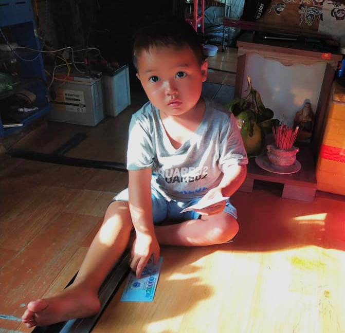 Bố của cháu bé qua đời từ lúc cháu mới lọt lòng, mẹ bỏ đi mất tích. Từ đó, cháu sống trên thuyền cùng bà nội. Hôm nay ngày 30 Tết, cháu được tiền lì xì nên rất vui. Bố của cháu bé qua đời từ lúc cháu mới lọt lòng, mẹ bỏ đi mất tích. Từ đó, cháu sống trên thuyền cùng bà nội. Hôm nay ngày 30 Tết, cháu được tiền lì xì nên rất vui.