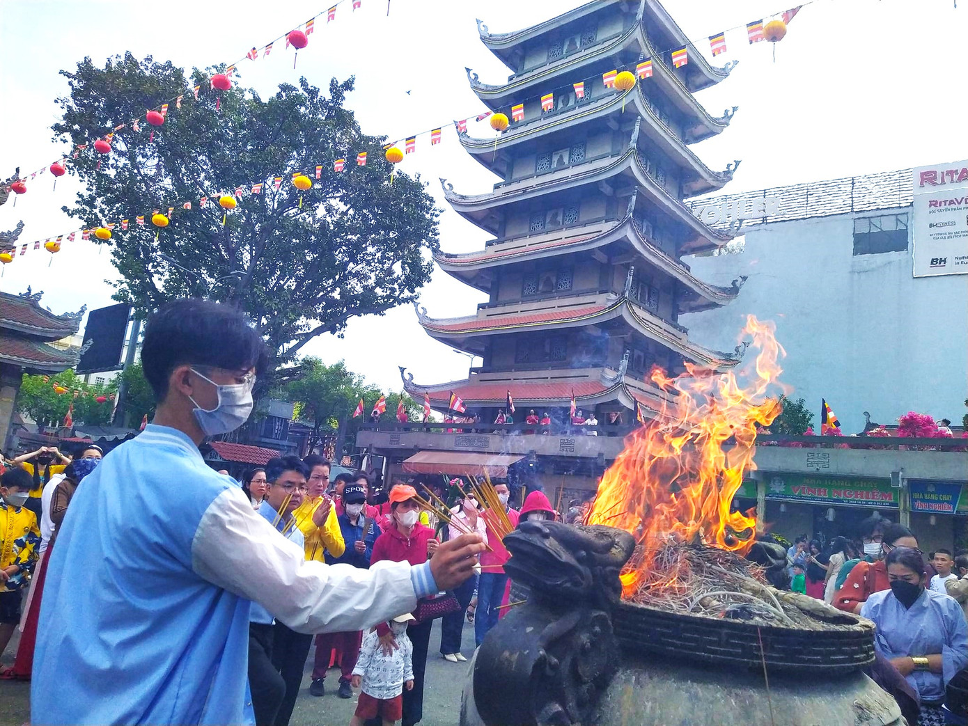 Ngày càng có nhiều bạn trẻ tới chùa thắp hương đầu năm theo phong tục cổ truyền của dân tộc Ngày càng có nhiều bạn trẻ tới chùa thắp hương đầu năm theo phong tục cổ truyền của dân tộc
