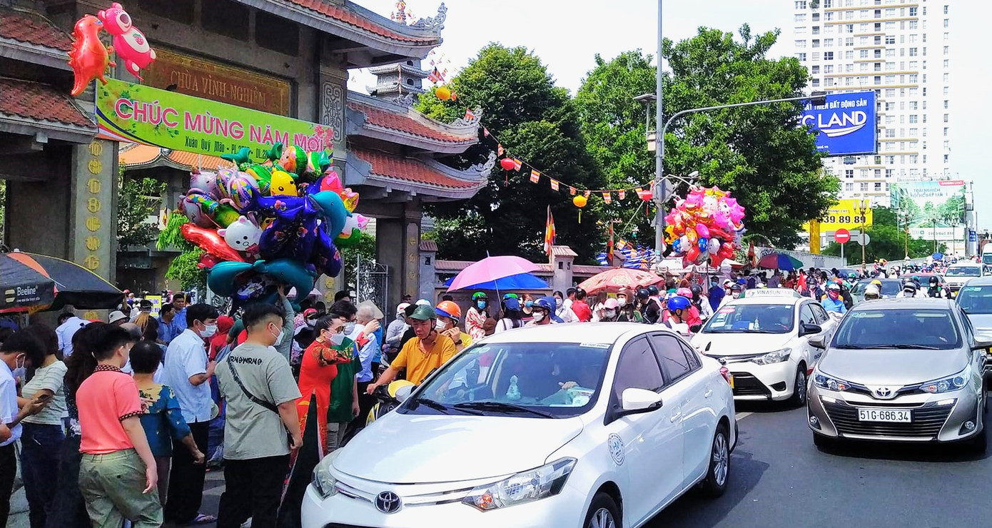 Sáng mùng 1 Tết Quý Mão, cổng nhiều ngôi chùa ở TPHCM kẹt cứng vì xe cộ của người dân đi lễ chùa Sáng mùng 1 Tết Quý Mão, cổng nhiều ngôi chùa ở TPHCM kẹt cứng vì xe cộ của người dân đi lễ chùa
