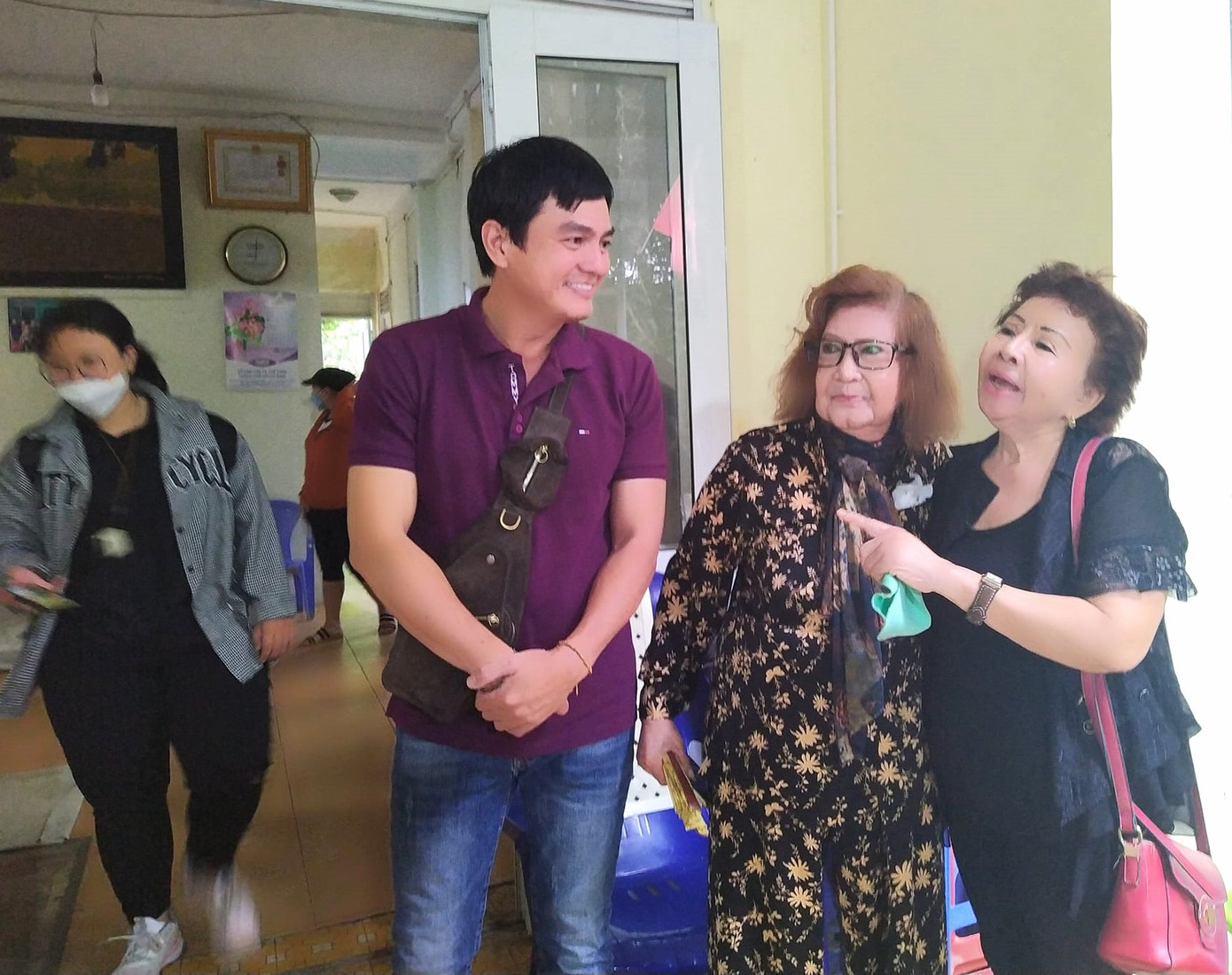 Nghệ sĩ trẻ vui mừng gặp lại tiền bối Nghệ sĩ trẻ vui mừng gặp lại tiền bối