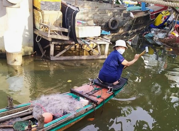 Cô Màu tranh thủ chèo thuyền đi lượm vỏ lon bia trôi nổi trên sông. Cô nói: "Mong cho năm mới được bình yên, sức khỏe tốt, lo cho chồng, con". Cô Màu tranh thủ chèo thuyền đi lượm vỏ lon bia trôi nổi trên sông. Cô nói: "Mong cho năm mới được bình yên, sức khỏe tốt, lo cho chồng, con".