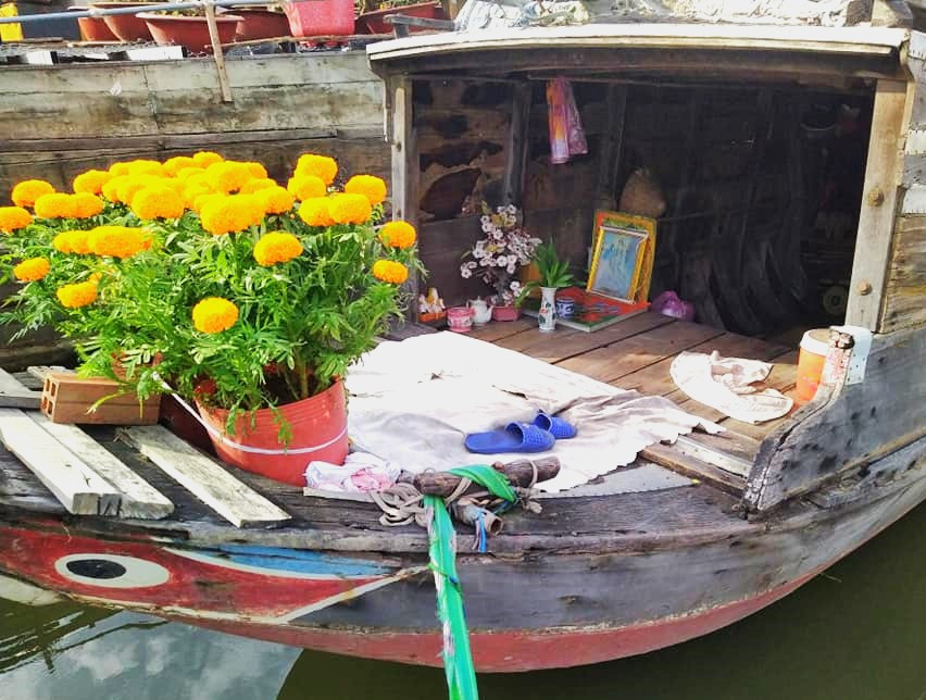 Những người trên ghe vẫn còn đi buôn bán mưu sinh. Chiều cuối năm, trên con thuyền cũ đã có vài chậu bông cúc đón giao thừa. Những người trên ghe vẫn còn đi buôn bán mưu sinh. Chiều cuối năm, trên con thuyền cũ đã có vài chậu bông cúc đón giao thừa.
