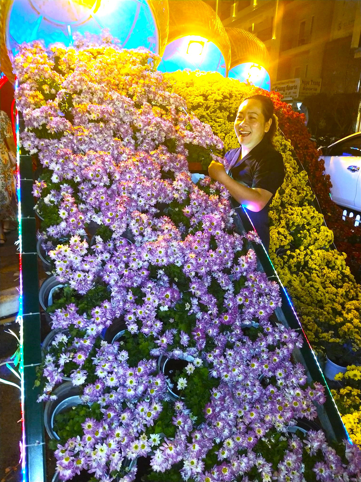 Chị Nhi, người dân TP Vũng Tàu nói: "Tết năm nay du khách đông nhất so với tất cả các năm, hứa hẹn một năm du lịch và kinh doanh dịch vụ thành công! Người dân Vũng Tàu chúng tôi thân thiện hiếu khách luôn chào đón mọi người về thăm".