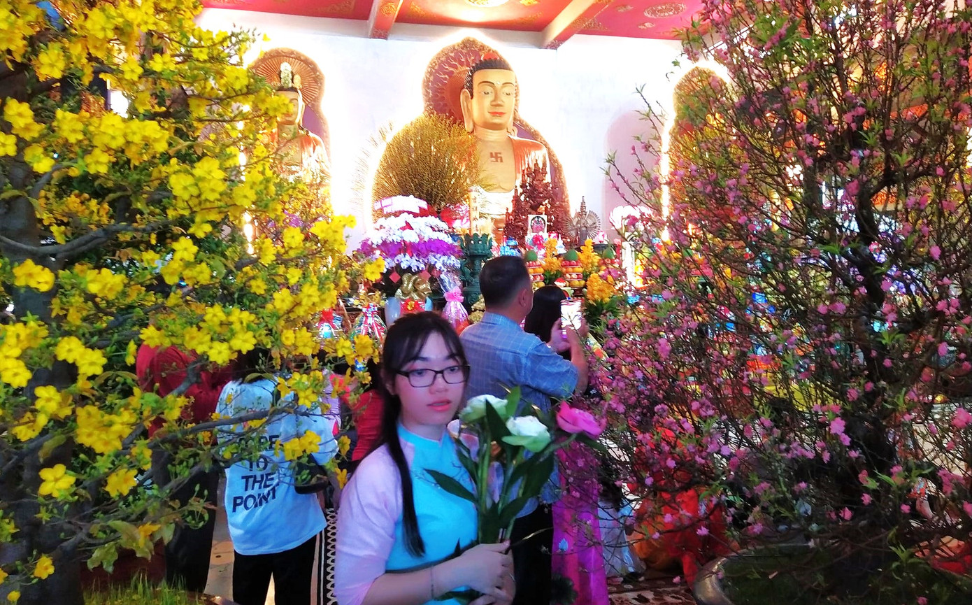 Các bạn trẻ đến chùa đầu năm mới dâng hoa Đức Phật và tưởng nhớ công ơn ông bà tổ tiên Các bạn trẻ đến chùa đầu năm mới dâng hoa Đức Phật và tưởng nhớ công ơn ông bà tổ tiên