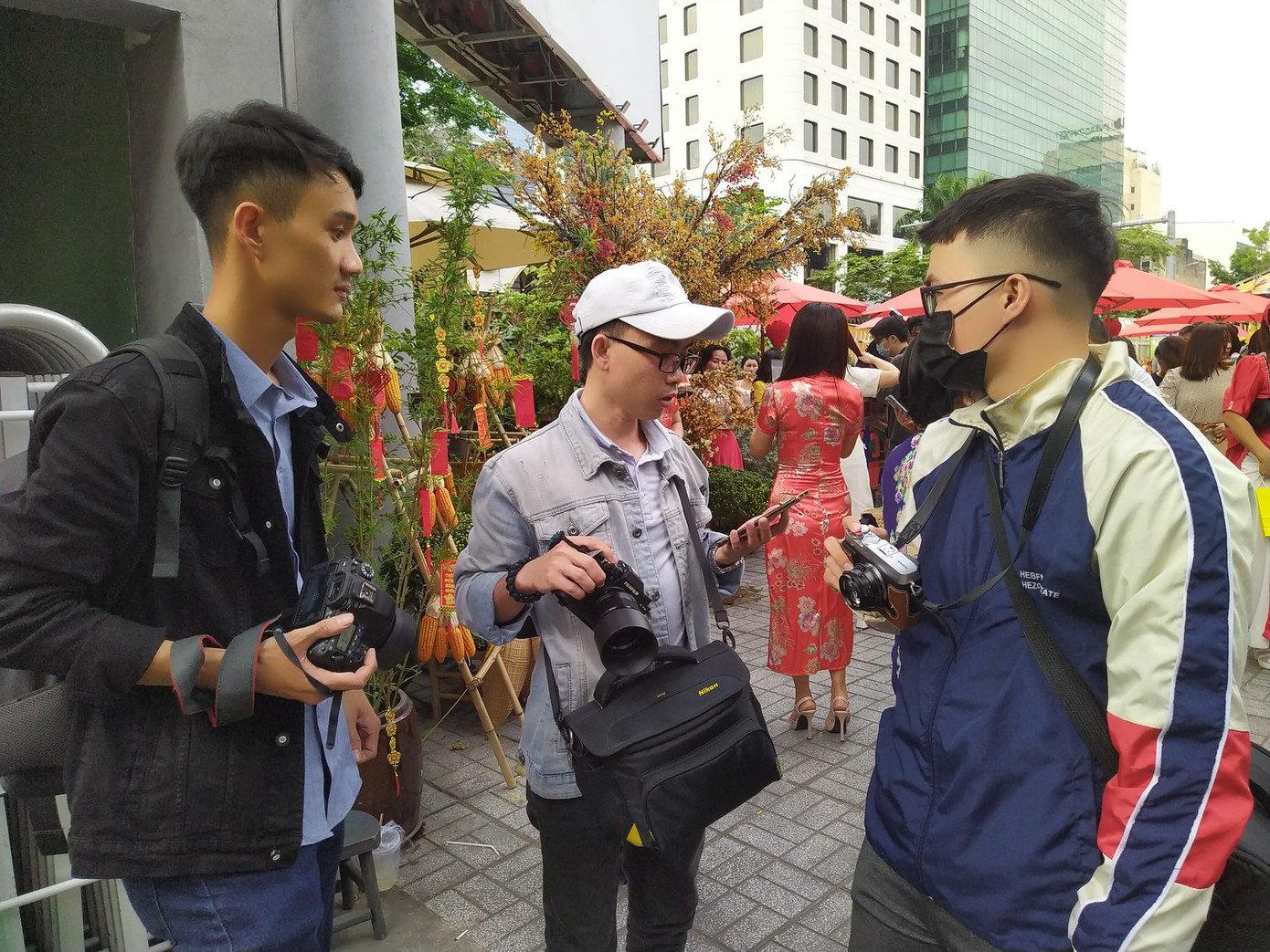 Rất nhiều bạn trẻ tự trang bị máy chụp ảnh hiện đại, nhỏ gọn để ghi lại những khoảnh khắc "Xuân con mèo". Rất nhiều bạn trẻ tự trang bị máy chụp ảnh hiện đại, nhỏ gọn để ghi lại những khoảnh khắc "Xuân con mèo".