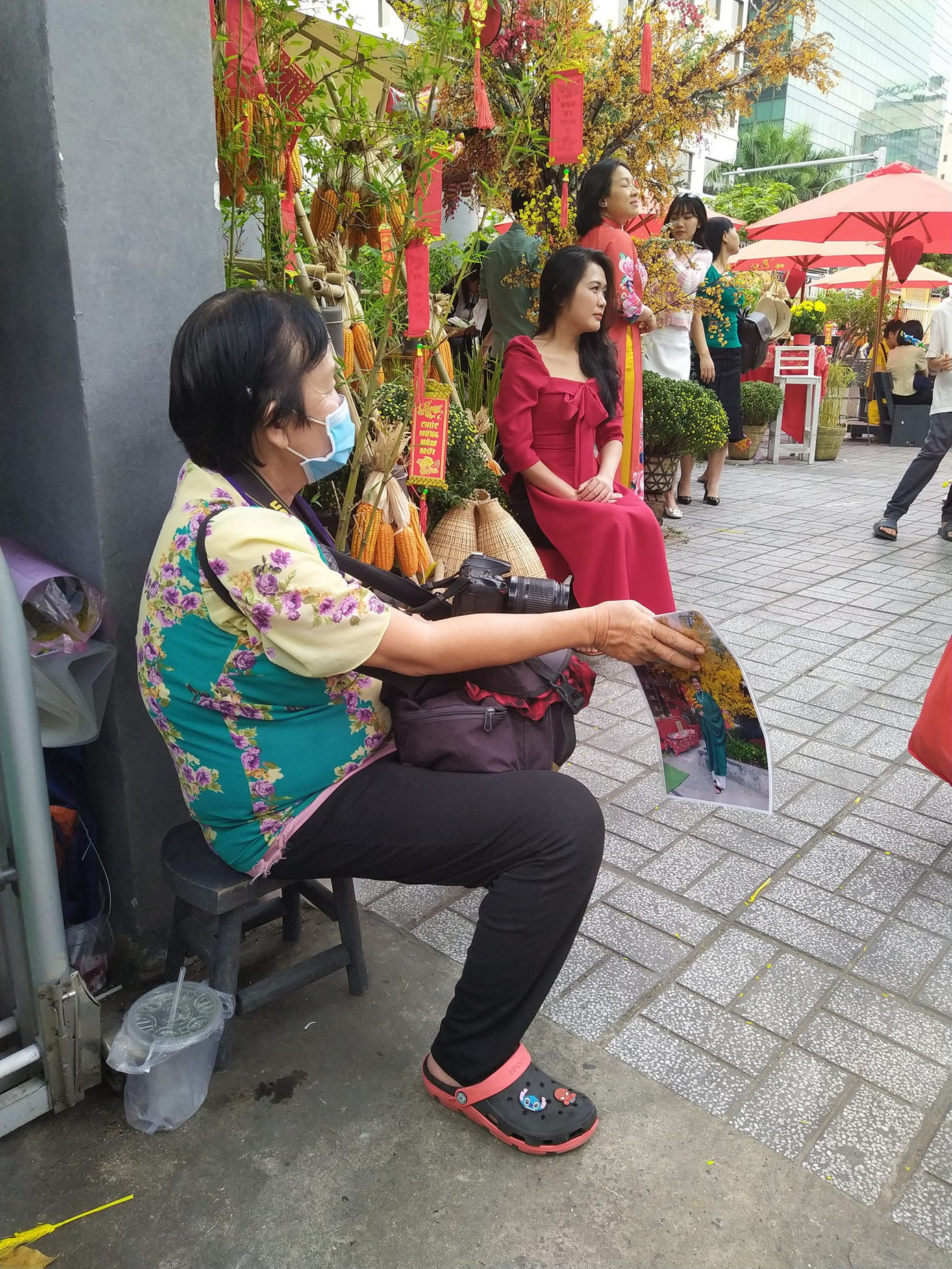 Chị Cúc, một người chụp ảnh dạo kỳ cựu buồn vì cảnh ế ẩm. Chị nói: "Mỗi tấm ảnh phóng to giá 50.000 đồng, chụp lấy ngay. Nếu chuyển bằng file thì chỉ 10.000 đồng/ảnh, nhưng mỗi ngày chỉ kiếm được vài khách giữa hàng vạn người đi chơi Tết". Chị Cúc, một người chụp ảnh dạo kỳ cựu buồn vì cảnh ế ẩm. Chị nói: "Mỗi tấm ảnh phóng to giá 50.000 đồng, chụp lấy ngay. Nếu chuyển bằng file thì chỉ 10.000 đồng/ảnh, nhưng mỗi ngày chỉ kiếm được vài khách giữa hàng vạn người đi chơi Tết".