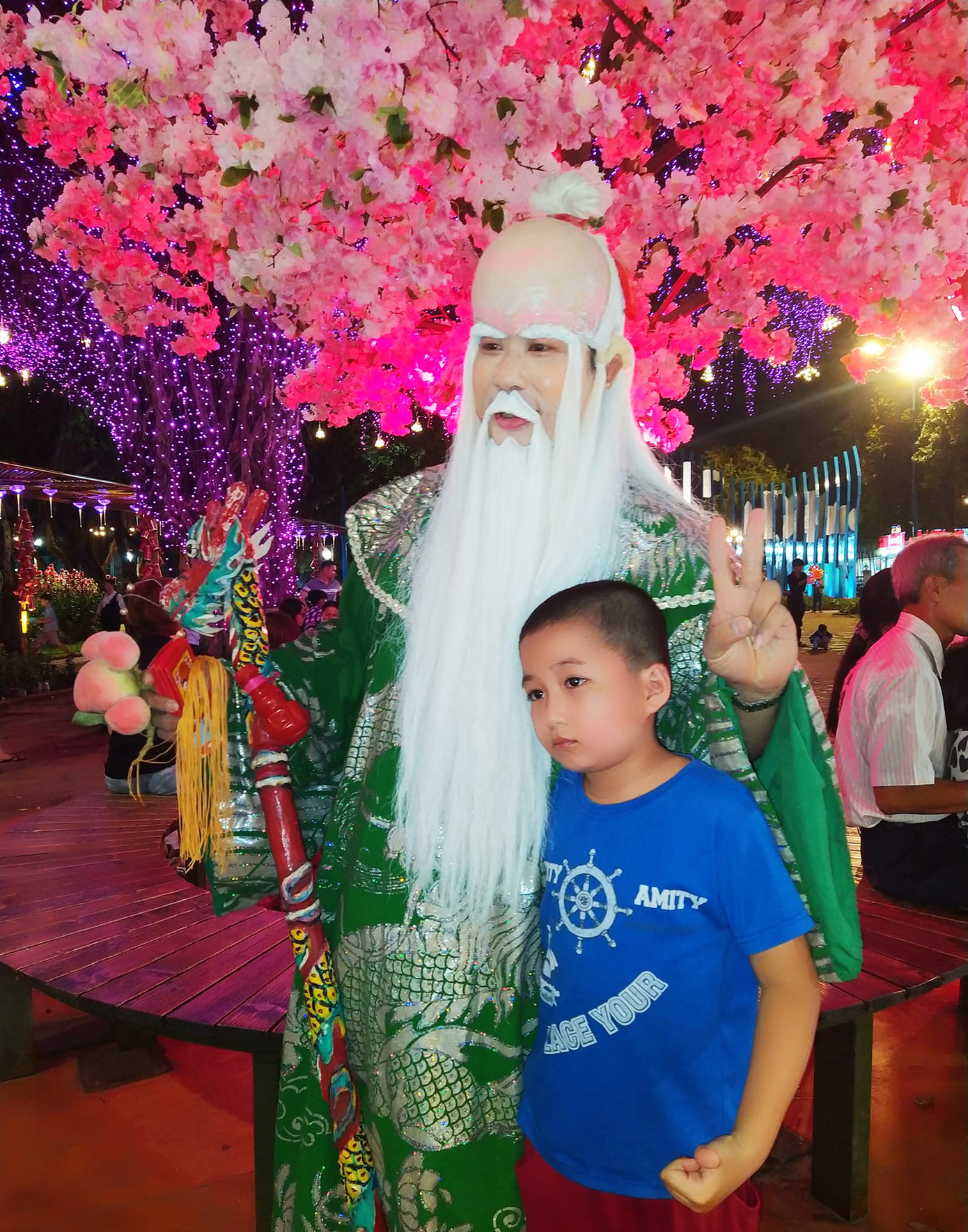 Cháu bé chụp hình lưu niệm với "ông Thọ" Vũng Tàu