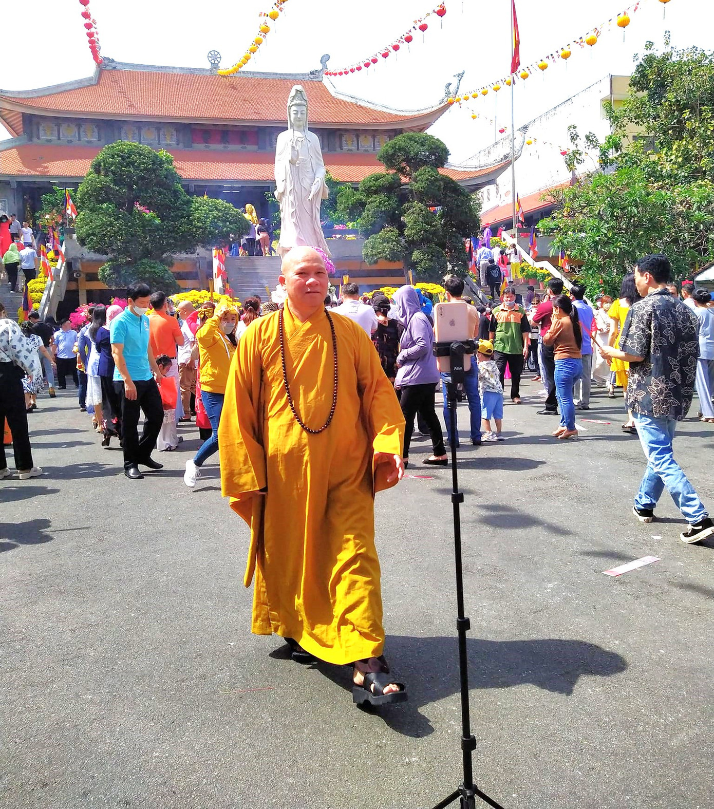 Một vị sư thầy trước tượng Quan Âm Bồ tát Một vị sư thầy trước tượng Quan Âm Bồ tát