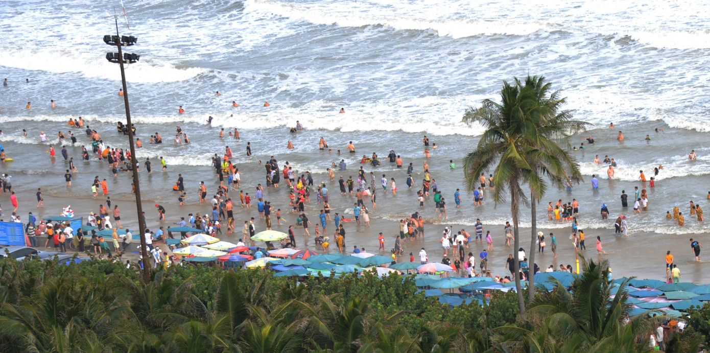 Bãi biển Vũng Tàu đông nghịt từ sáng sớm tới chiều. Bãi biển Vũng Tàu đông nghịt từ sáng sớm tới chiều.