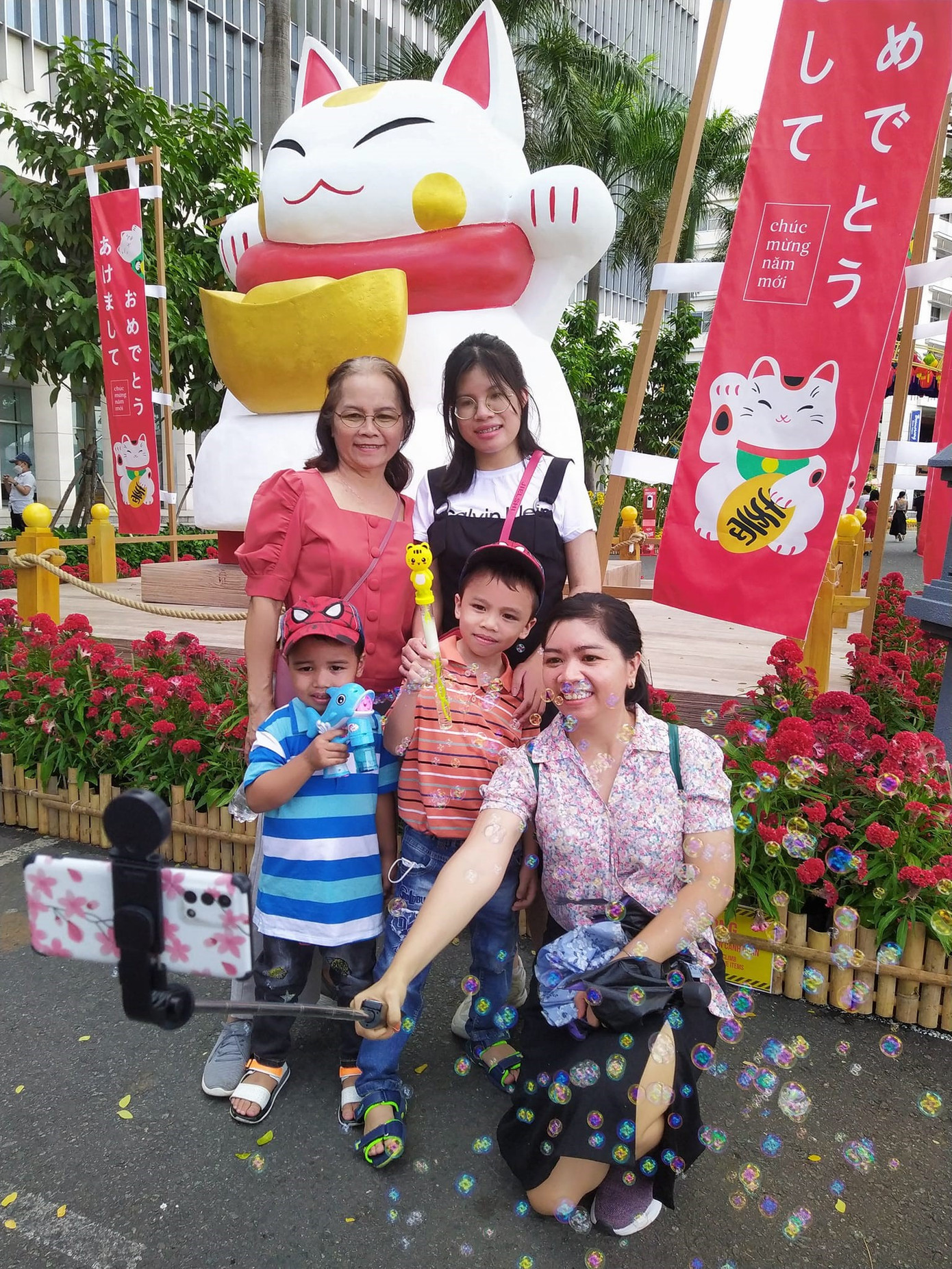 Con mèo Nhật Bản trưng bày trên đường hoa hút khách Việt và Nhật Bản Con mèo Nhật Bản trưng bày trên đường hoa hút khách Việt và Nhật Bản