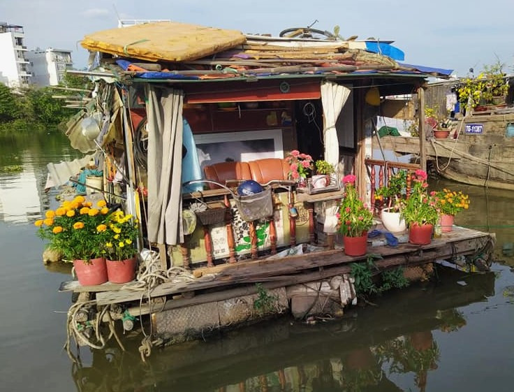 Gia đình một người miền Tây trước kia buôn bán ở chợ Tân Mỹ (quận 7) nhưng nhiều năm nay, do tuổi cao, sức yếu, không đủ khả năng thuê nhà, họ đã biến chiếc thuyền cũ trên sông thành một chiếc "thuyền hoa" đón xuân Quý Mão. Gia đình một người miền Tây trước kia buôn bán ở chợ Tân Mỹ (quận 7) nhưng nhiều năm nay, do tuổi cao, sức yếu, không đủ khả năng thuê nhà, họ đã biến chiếc thuyền cũ trên sông thành một chiếc "thuyền hoa" đón xuân Quý Mão.